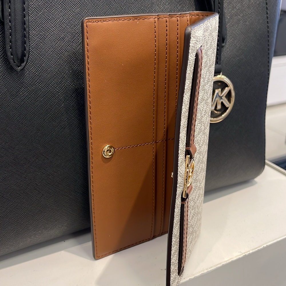 Michael Kors Reed Large Bifold Signature Snap Wallet Card Case 
Vanilla 
NWT - Picture 14 of 16